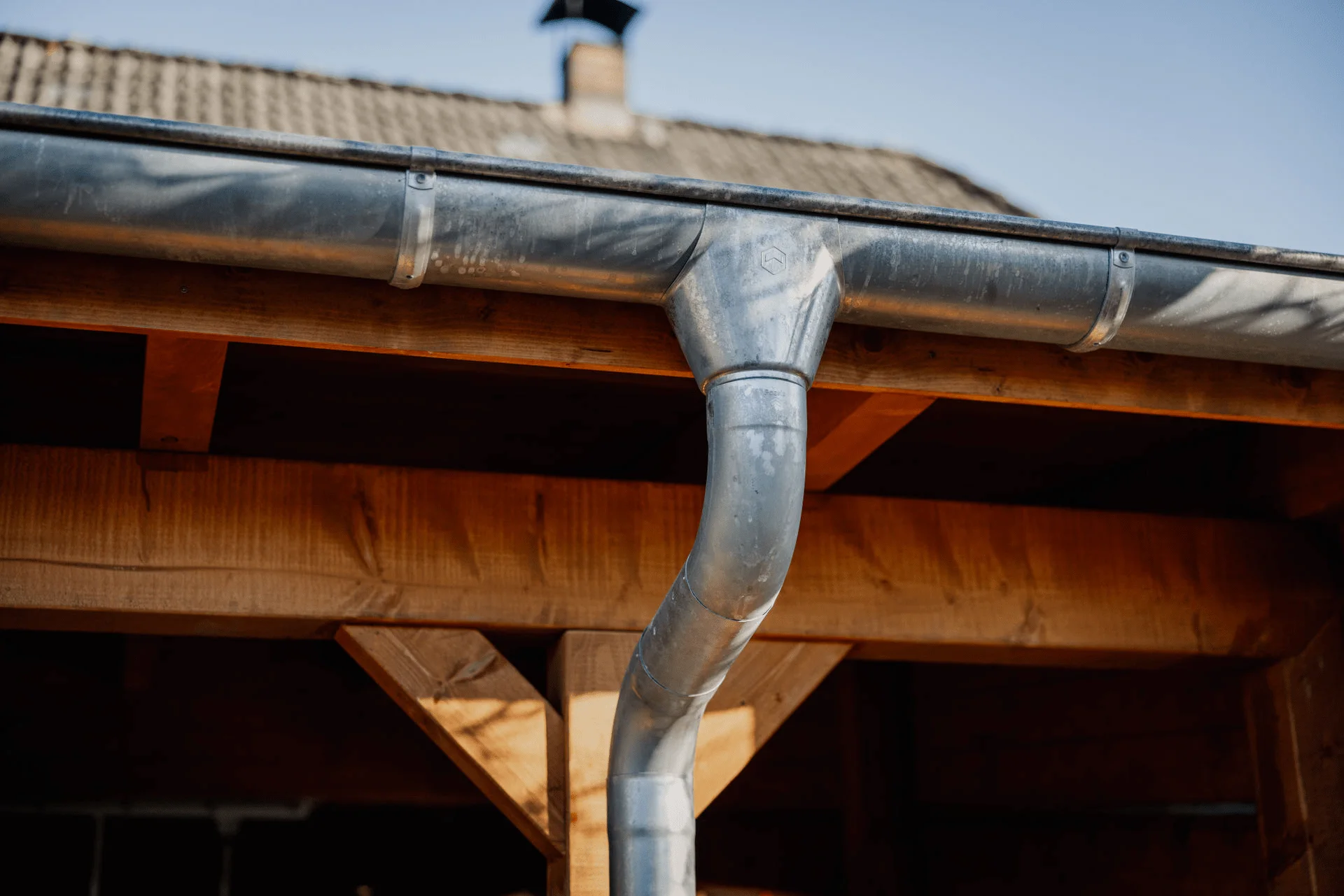 Regenrinnen und Reinigung für eine funktionierende Dachentwässerung.